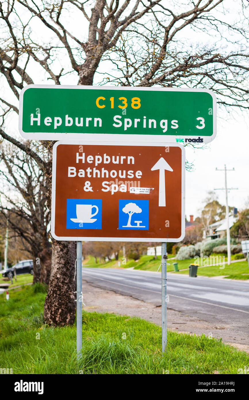 Das Straßenschild begrüßt Reisende bei ihrer Ankunft in der australischen Spa-Hauptstadt im Bundesstaat Victoria. Stockfoto