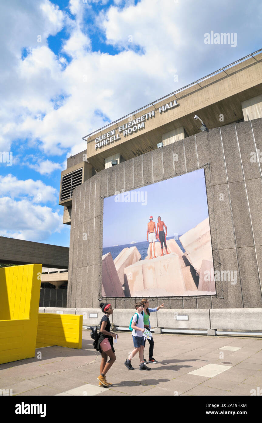 Gestaltungsarbeit auf der brutalist Fassade der Queen Elizabeth Hall und Purcell Room, gegenüber der Hayward Gallery, Southbank Centre, London, England, Großbritannien Stockfoto