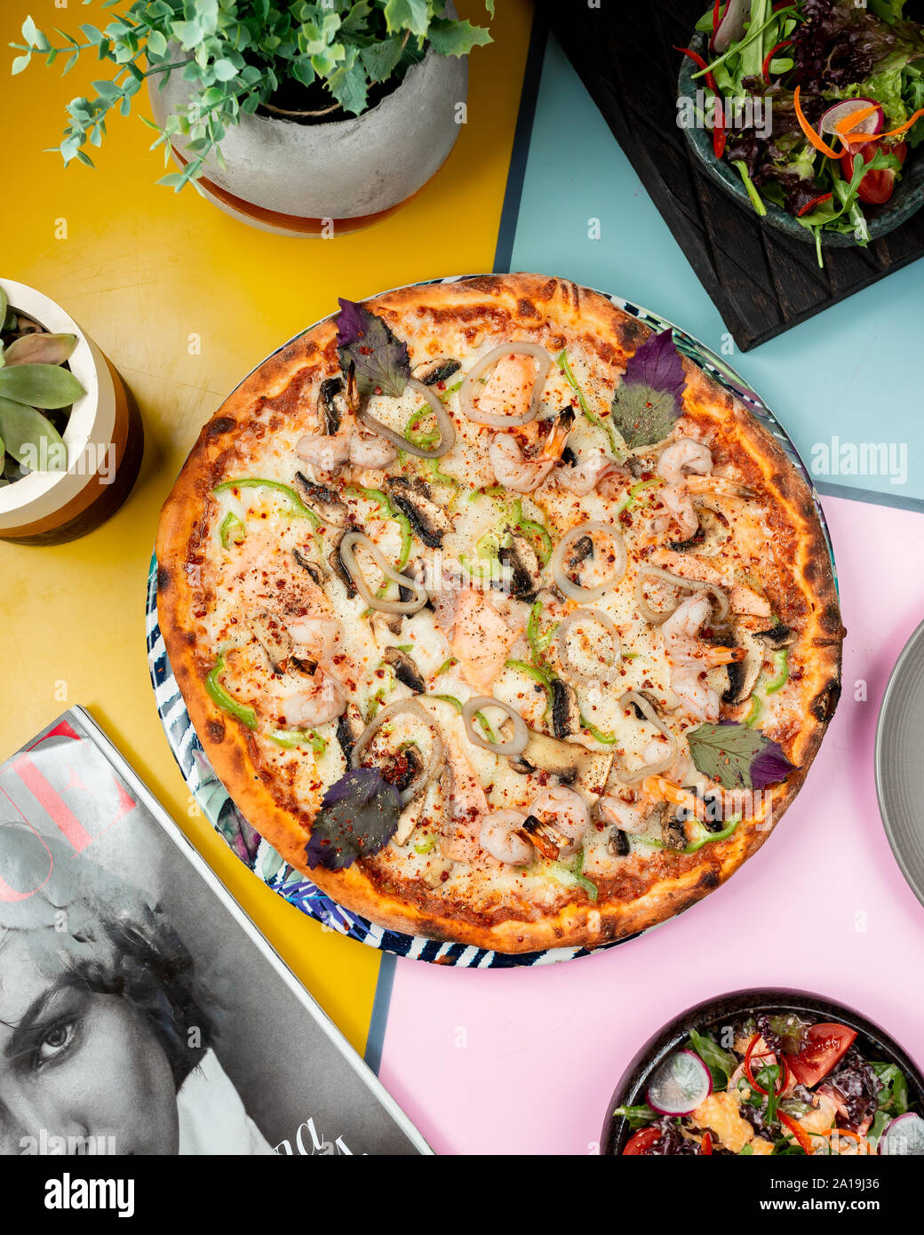 Funghi polo Pizza mit Huhn und Pilzen Stockfotografie - Alamy