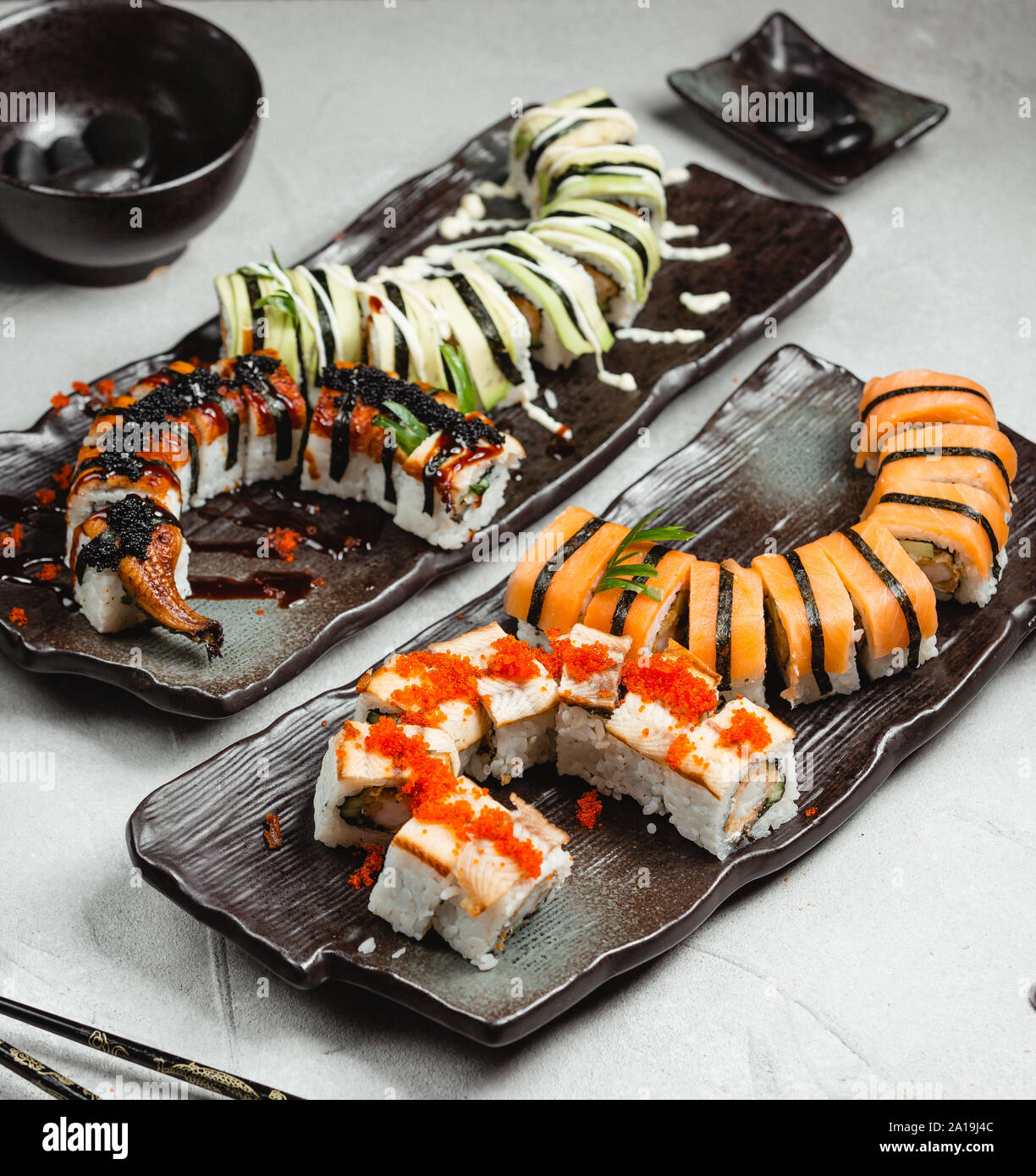 Verschiedene Sushi Sets auf dem Tisch Stockfoto