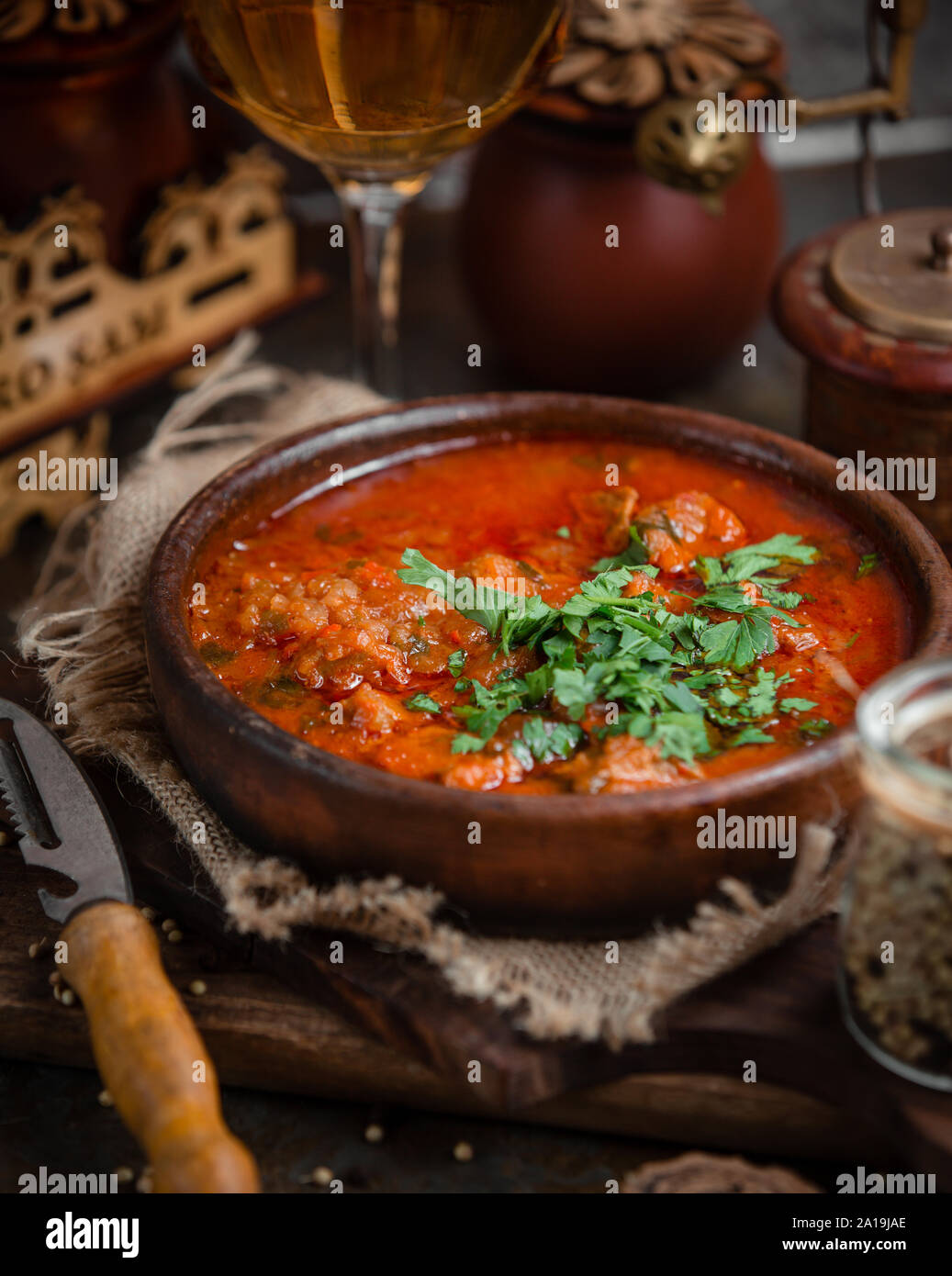 Fleisch Auflauf mit Hot Sauce Stockfoto