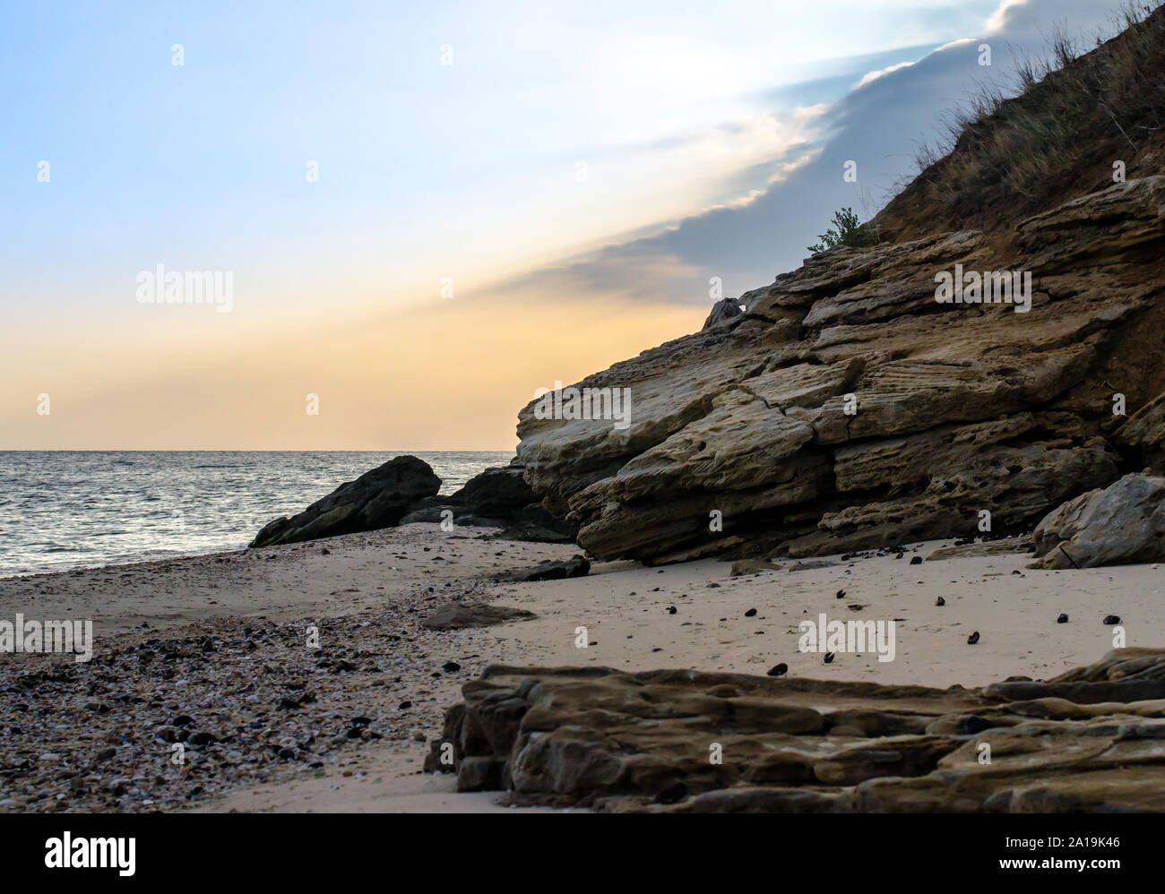 Felsigen Küste gegen den Abendhimmel Stockfoto