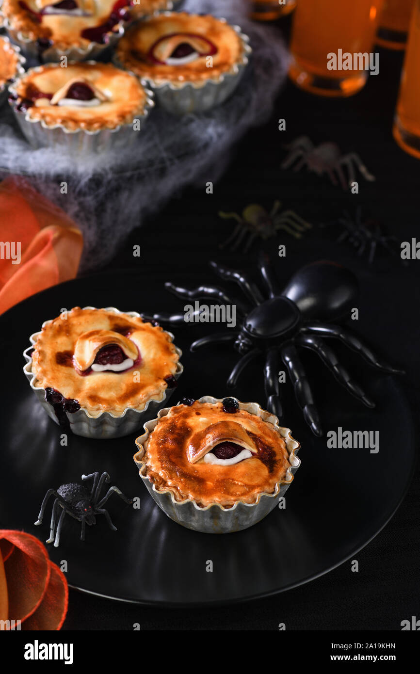 Halloween mini Creepy Auge Kuchen mit kirschfüllung Stockfoto