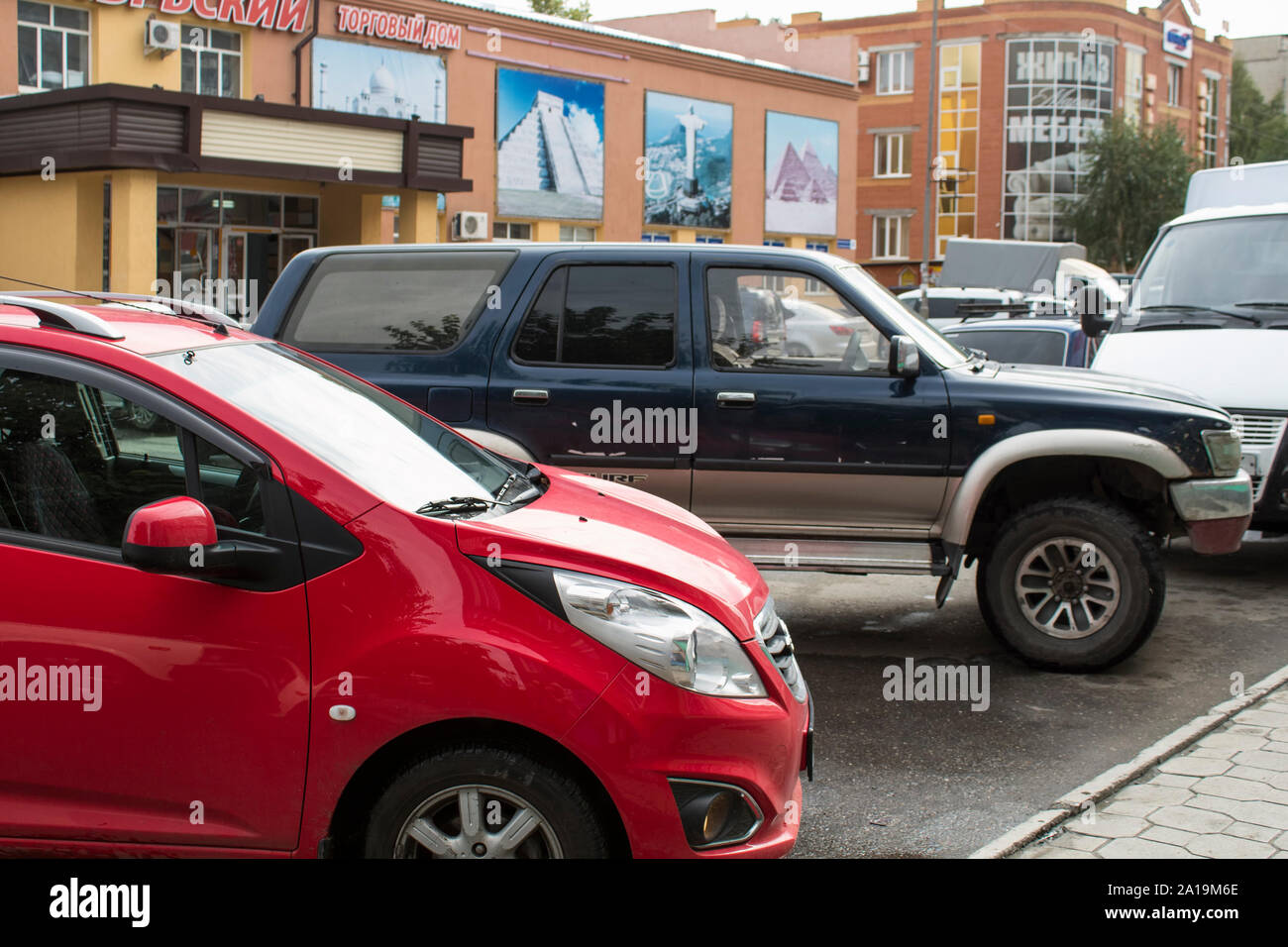 Kasachstan, Ust-Kamenogorsk - 11. September, 2019. Сars auf dem Parkplatz. Stockfoto
