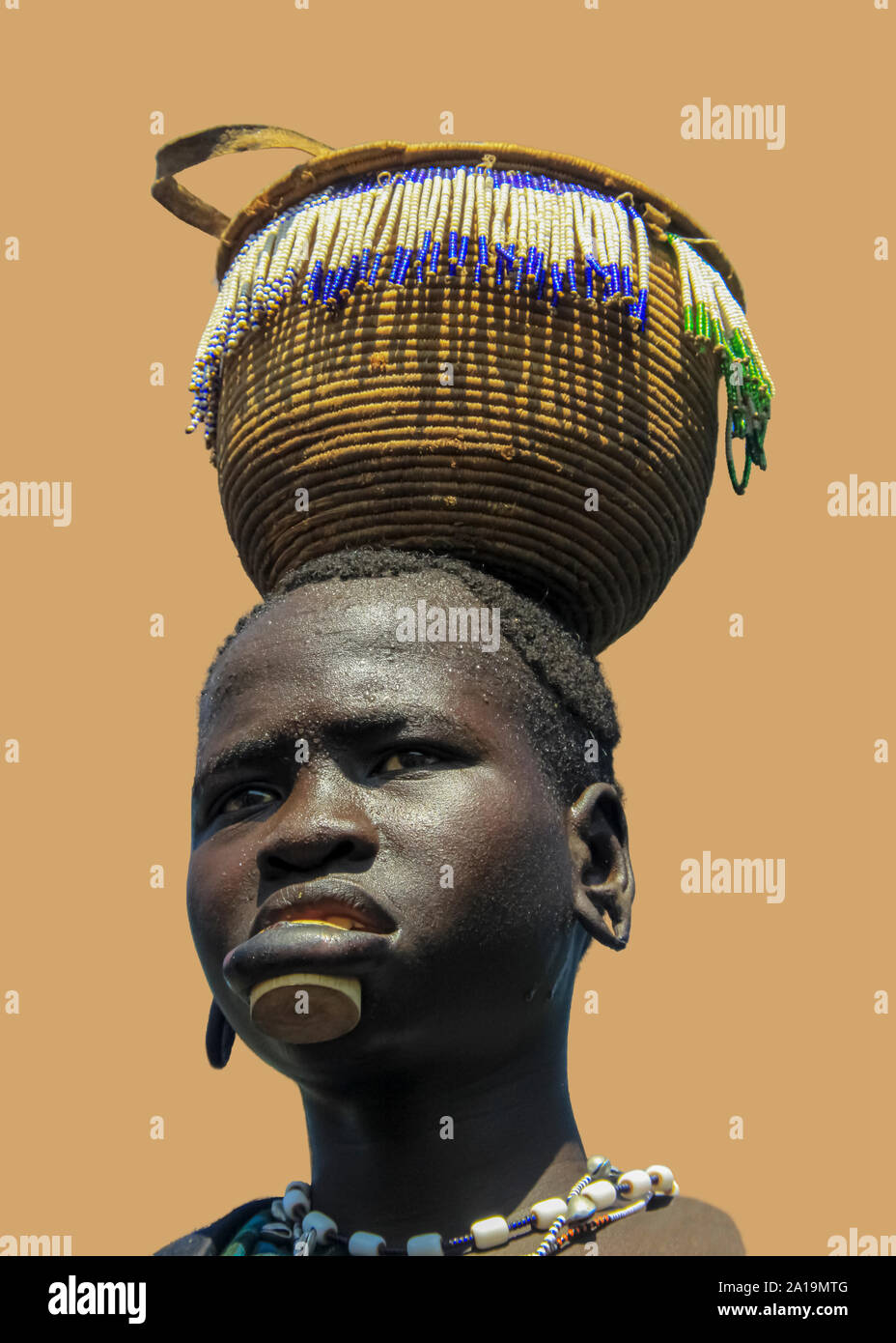 Digital verbesserte Bild einer Frau der Mursi Stamm. Eine nomadische Viehzucht herder ethnische Gruppe im südlichen Äthiopien, Frau mit Lehm Lippe cd als Stockfoto