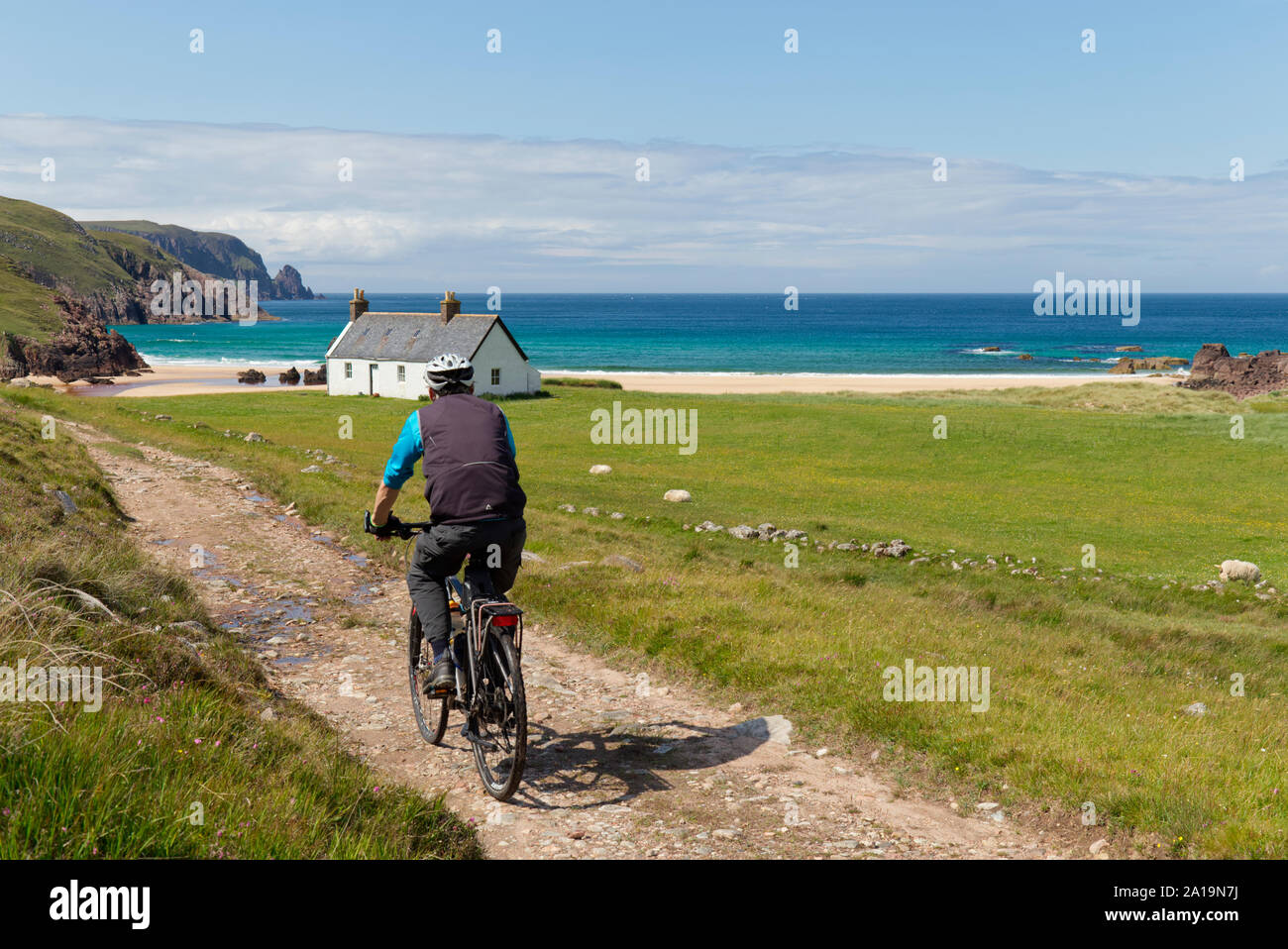 Radfahrer nähert Kearvaig Bay, Cape Wrath Halbinsel, Sutherland Stockfoto