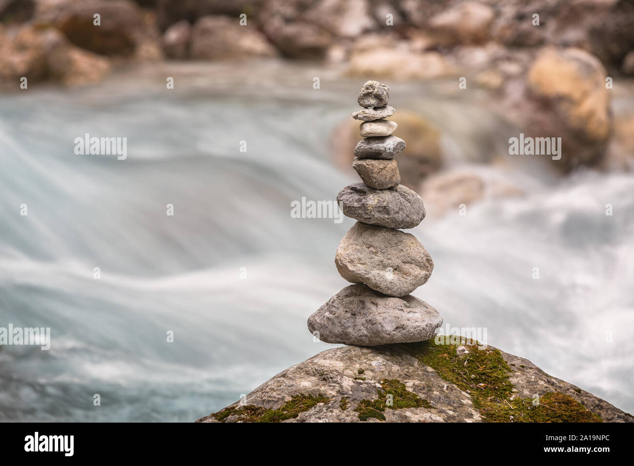 Stein Turm vor Rapid River Stockfoto