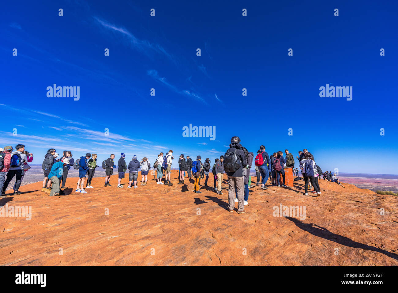 Uluru, NT, Australien. 21. Sep 19. Menschenmassen strömen Uluru vor dem Verbot der australischen Regierung ab dem 26. Oktober 2019 zu klettern. Stockfoto