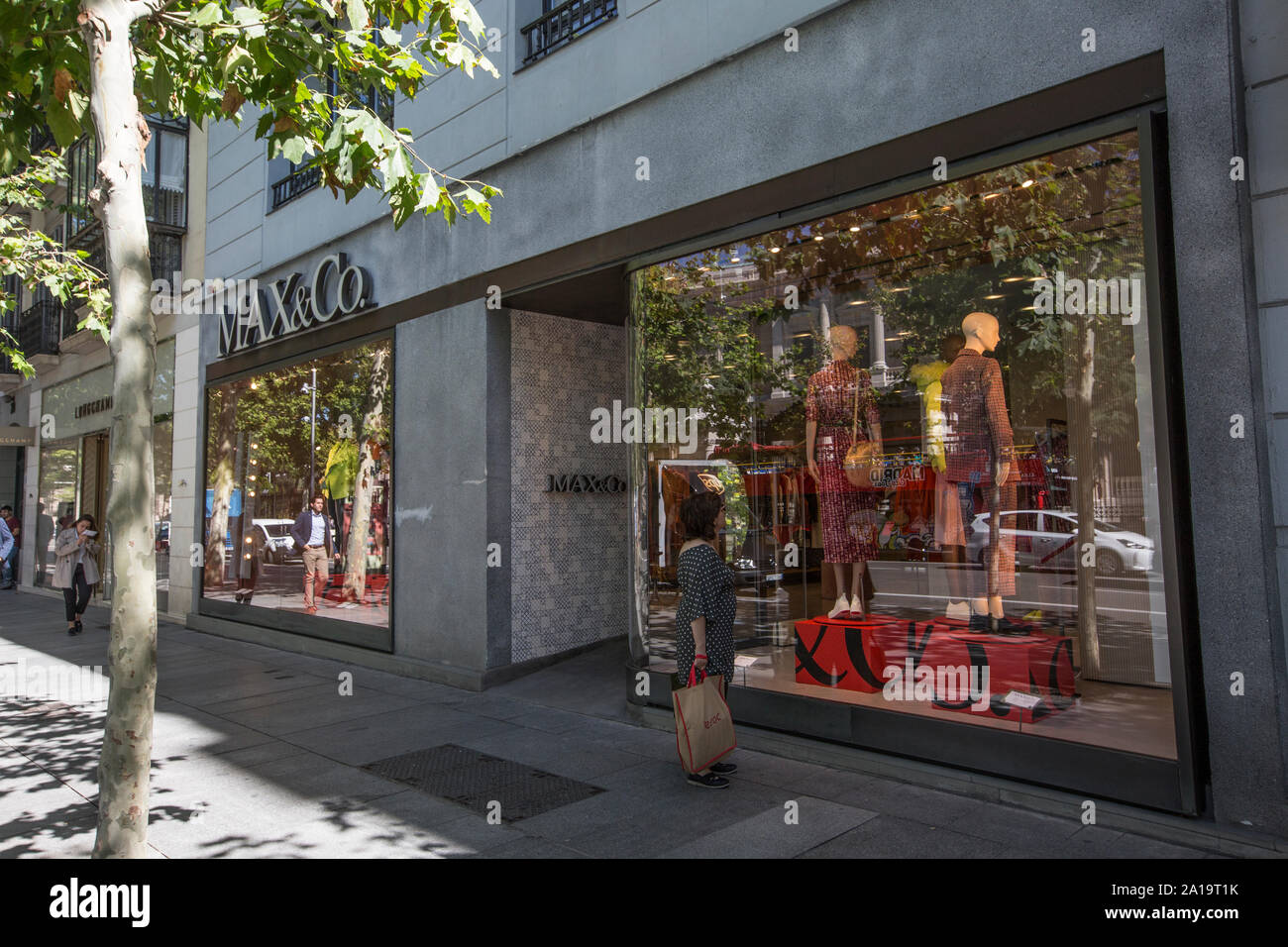 Calle de Serrano im Herzen der Madrider Stadtteil Salamanca, für Luxus Designer waren, Mardrid, España Stockfoto