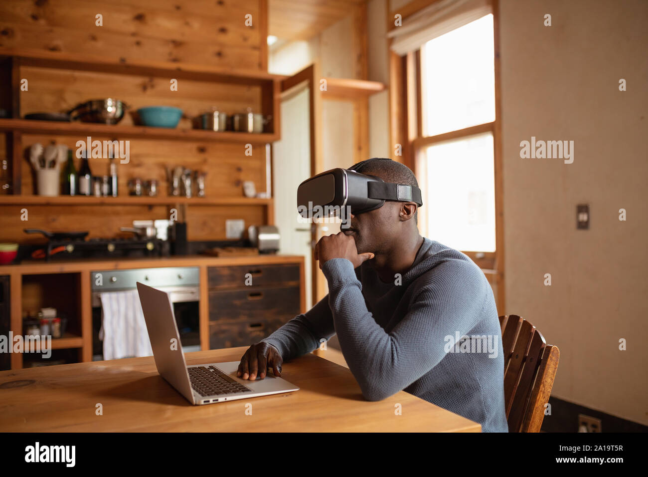 Junger Mann in VR-Headset Stockfoto