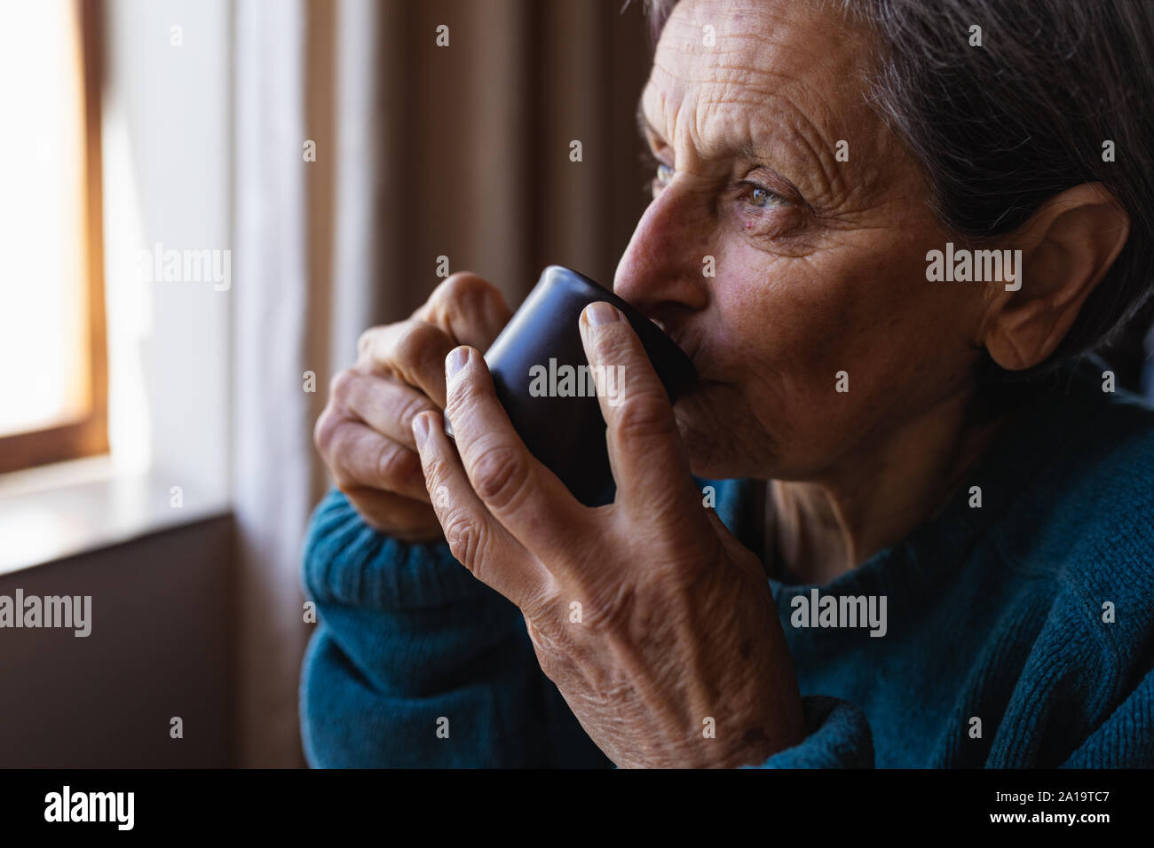 Ältere Frau, die ihre freie Zeit genießen. Stockfoto