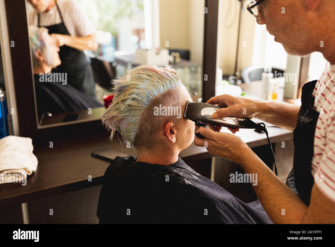 Friseur männlichen und weiblichen Kunden im Friseursalon Stockfoto