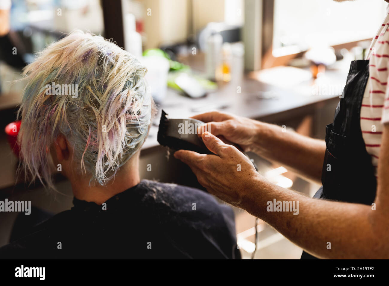 Friseur männlichen und weiblichen Kunden im Friseursalon Stockfoto