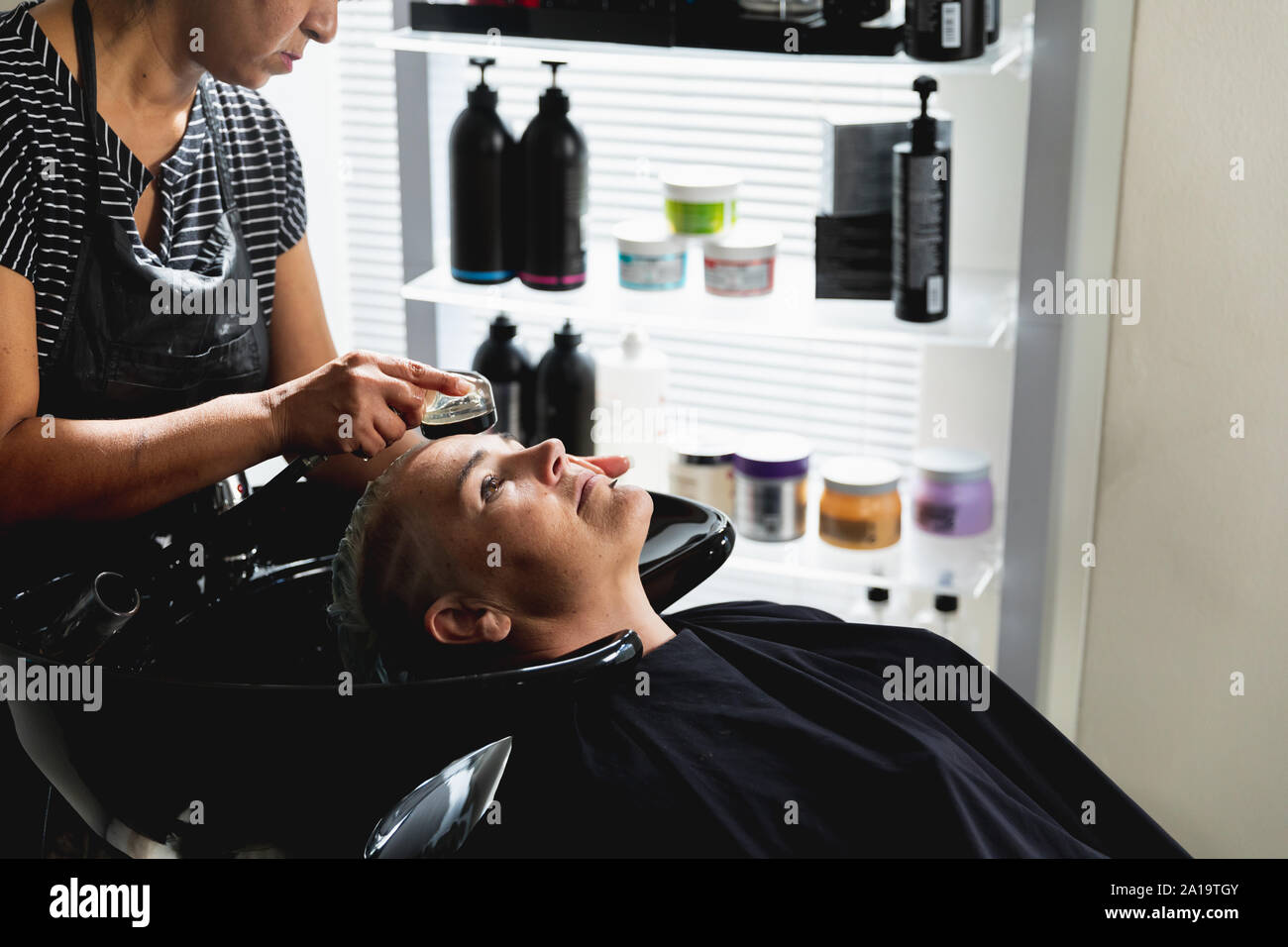 Weibliche Friseur und weibliche Kunden im Friseursalon Stockfoto