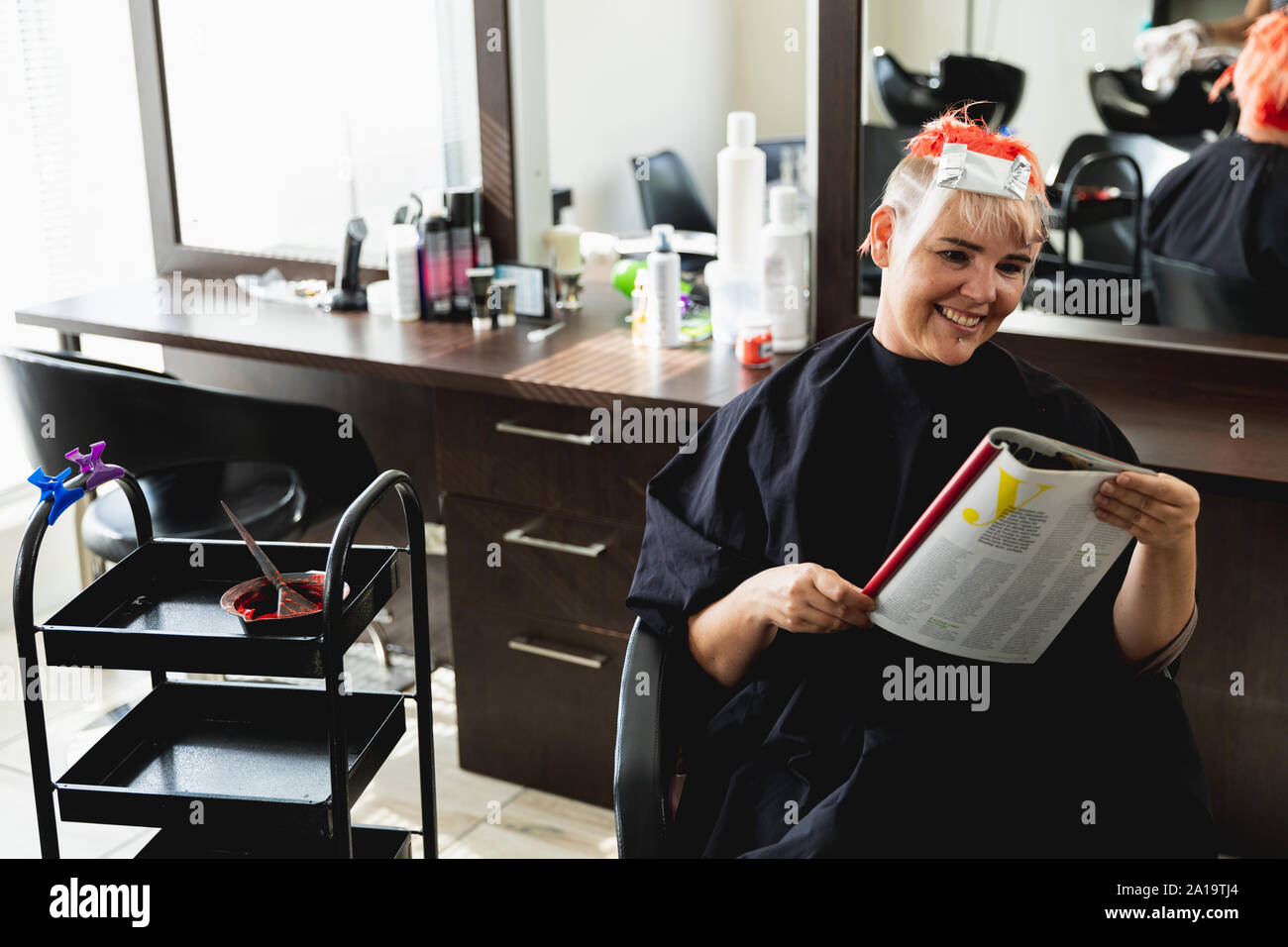 Weibliche Client in ihr Haar in Friseursalon farbige Stockfoto