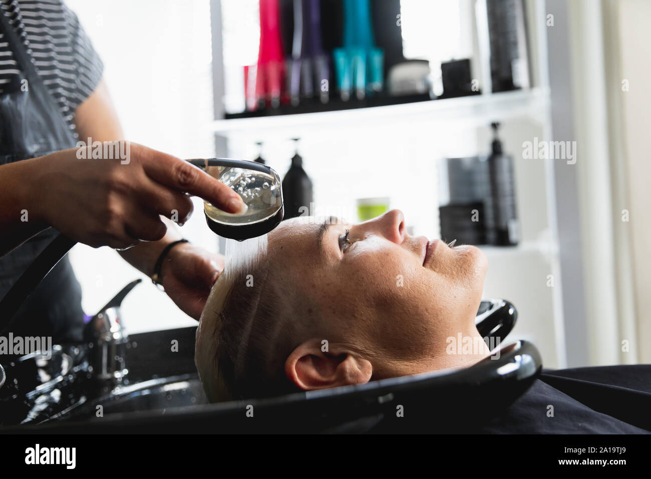 Weibliche Friseur und weibliche Kunden im Friseursalon Stockfoto