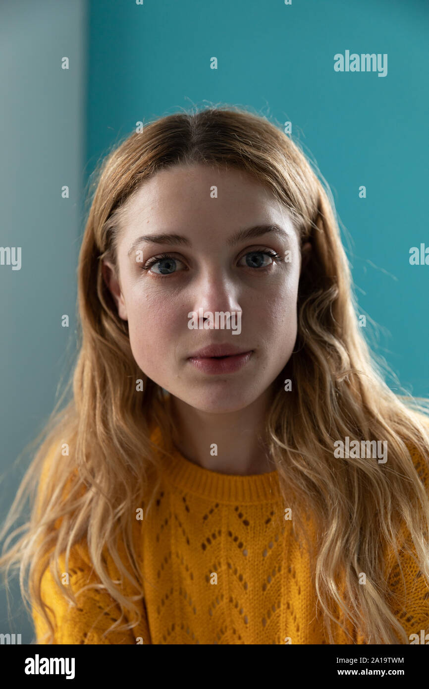 Junge weibliche kreatives Arbeiten in einem modernen Büro Stockfoto