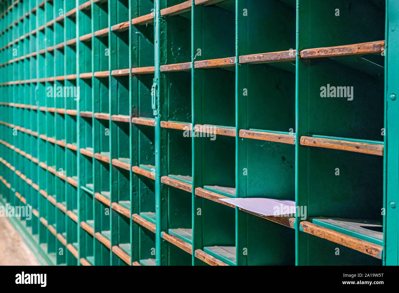 Einen Buchstaben links in alten Mail Rack Stockfoto