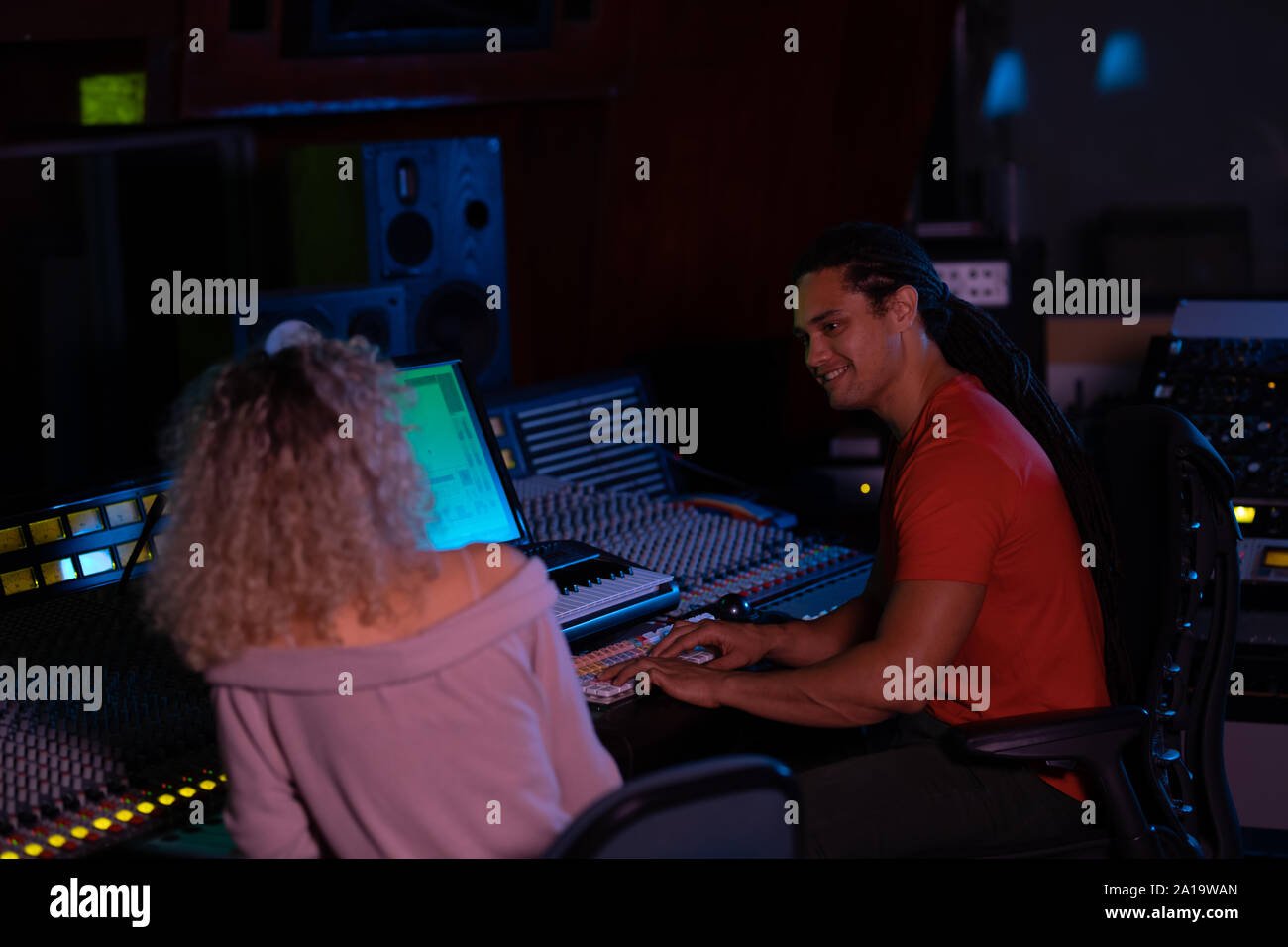 Männliche und weibliche Musik Produzenten gemeinsam in einem Tonstudio Stockfoto