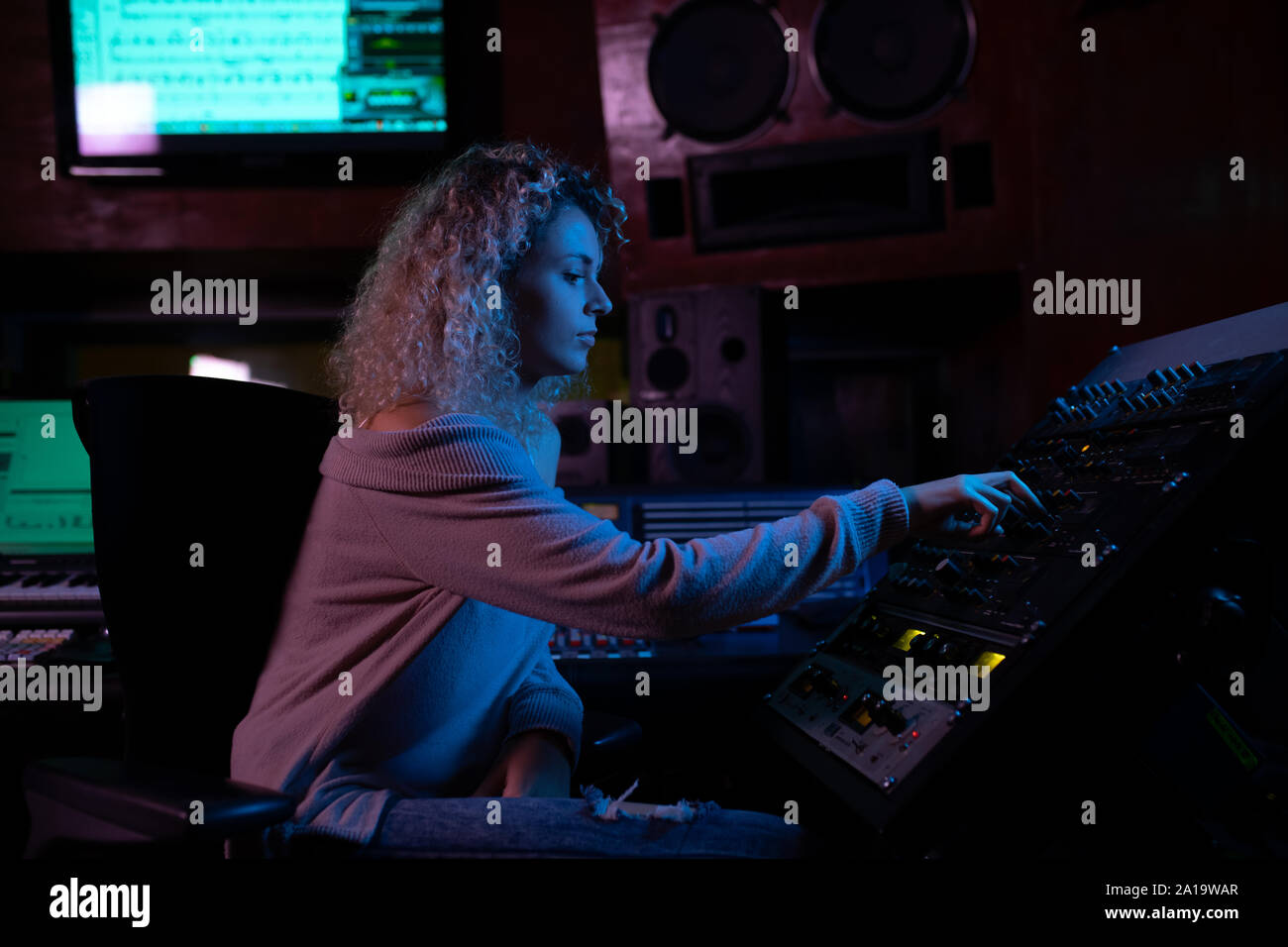 Weibliche Musikproduzent am Mischpult arbeiten in einem Tonstudio Stockfoto