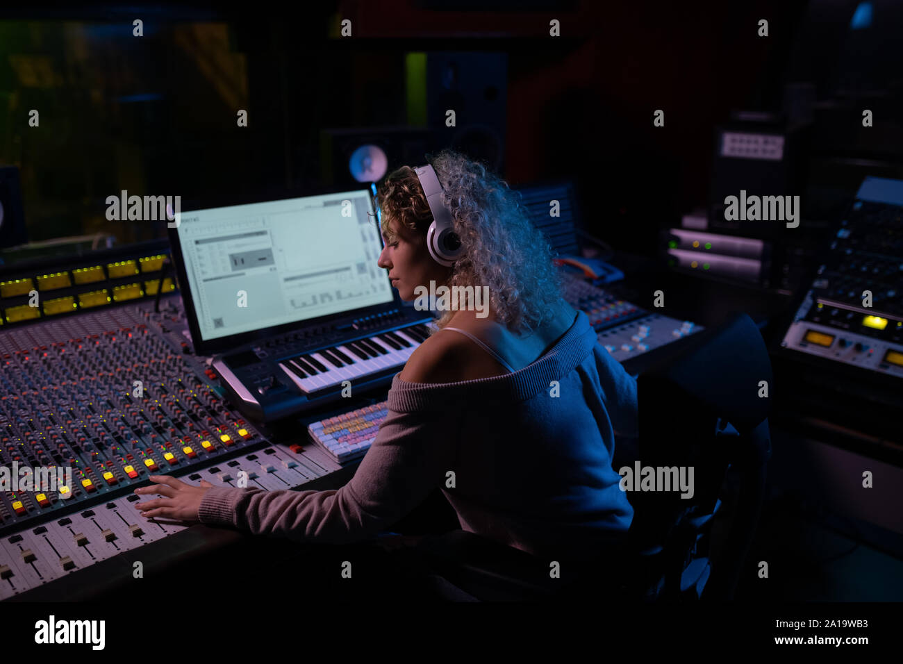 Weibliche Musikproduzent am Mischpult arbeiten in einem Tonstudio Stockfoto