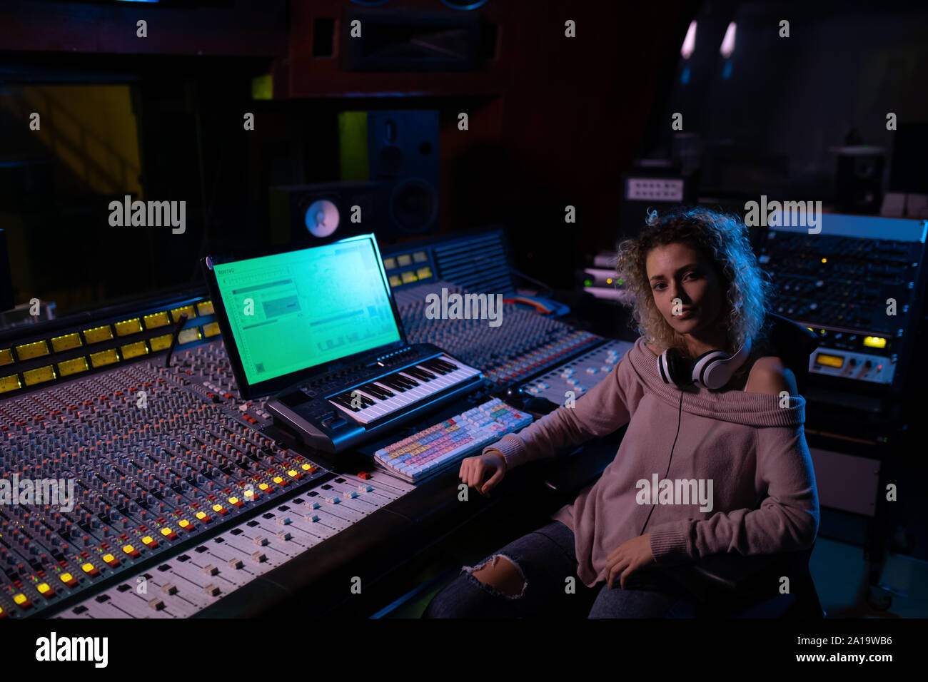 Portrait von weiblichen Musikproduzent am Mischpult in einem Tonstudio Stockfoto