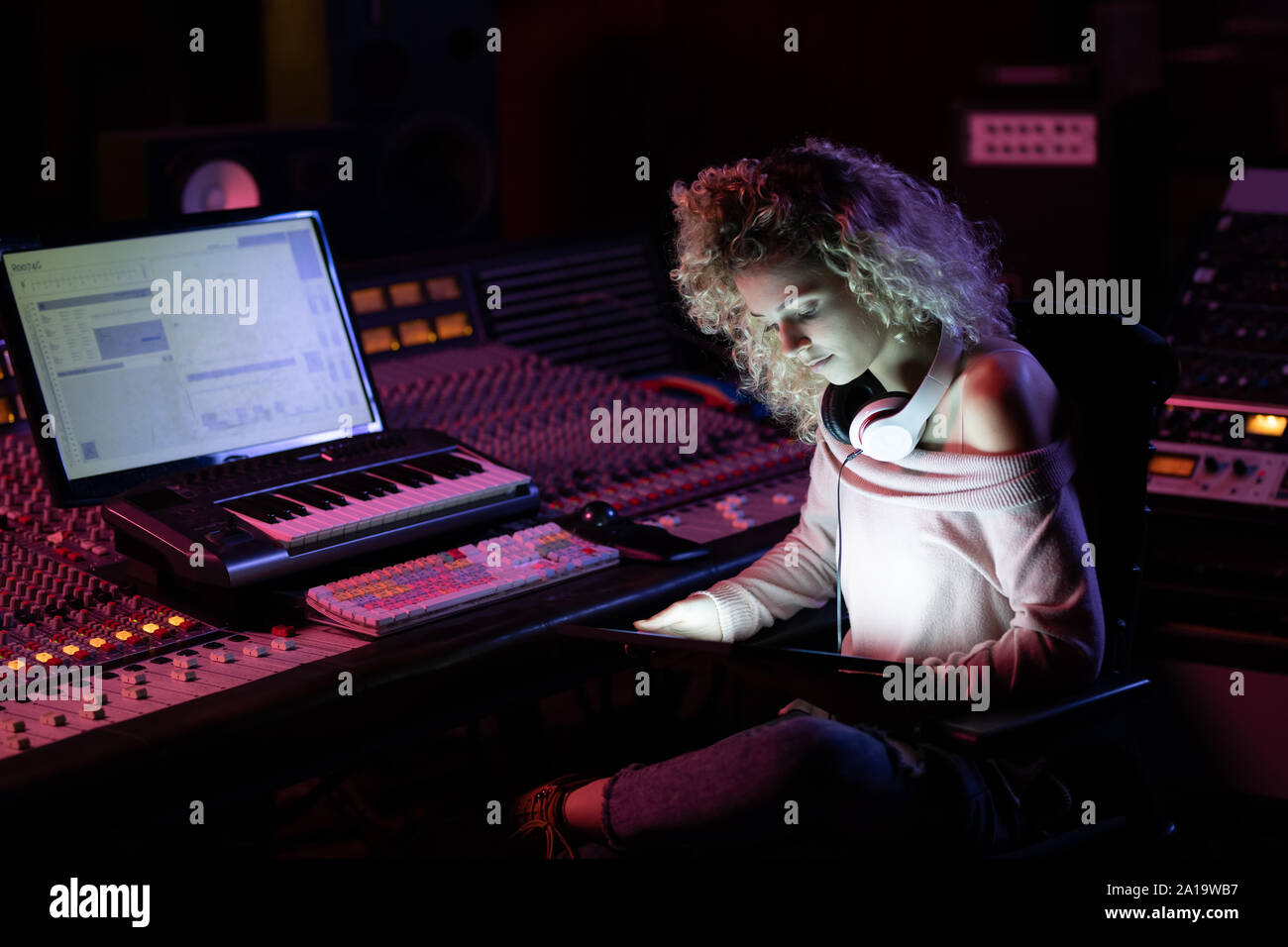 Weibliche Musikproduzent arbeitet in einem Tonstudio Stockfoto