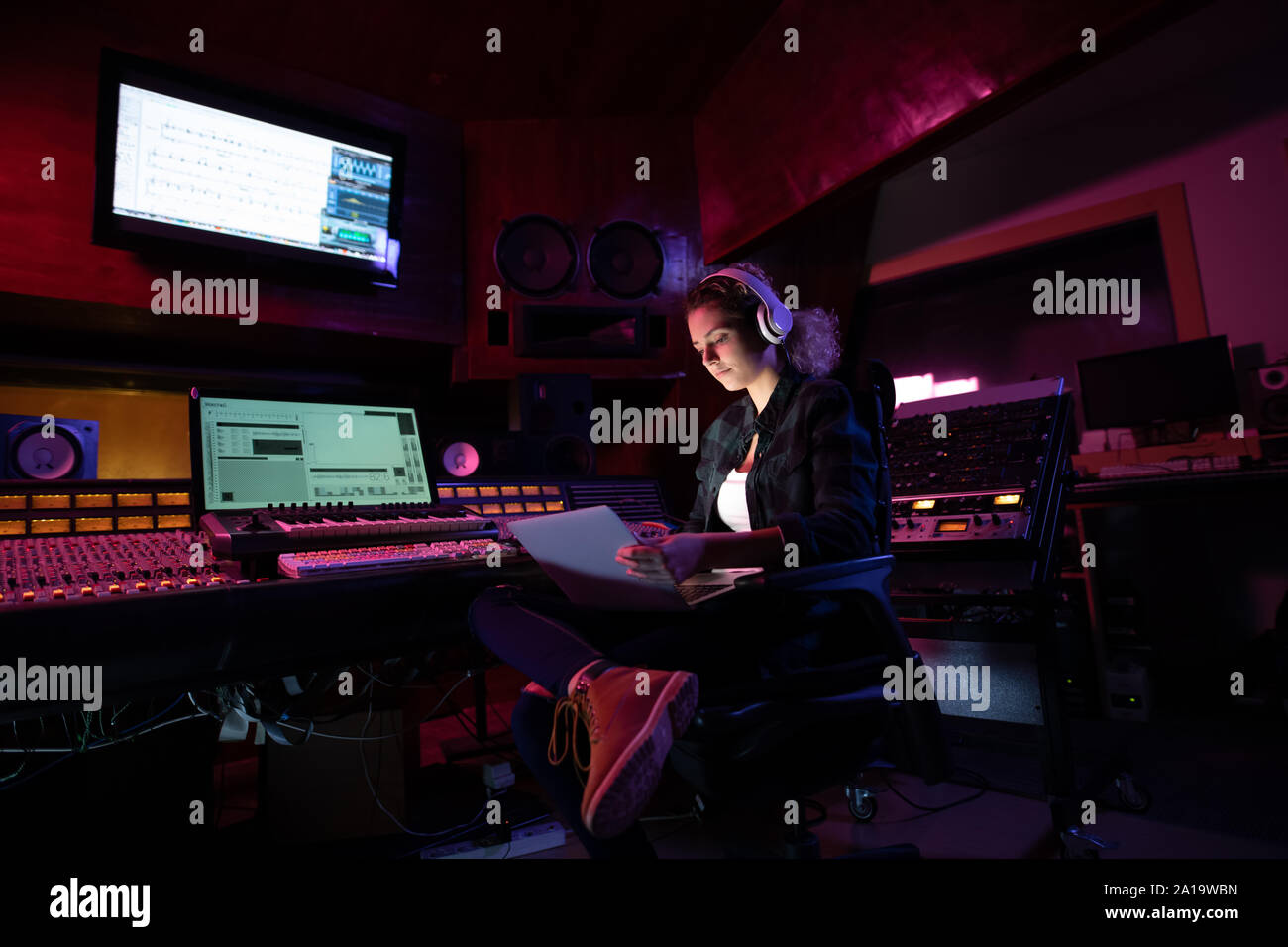 Weibliche Musikproduzent arbeitet in einem Tonstudio Stockfoto