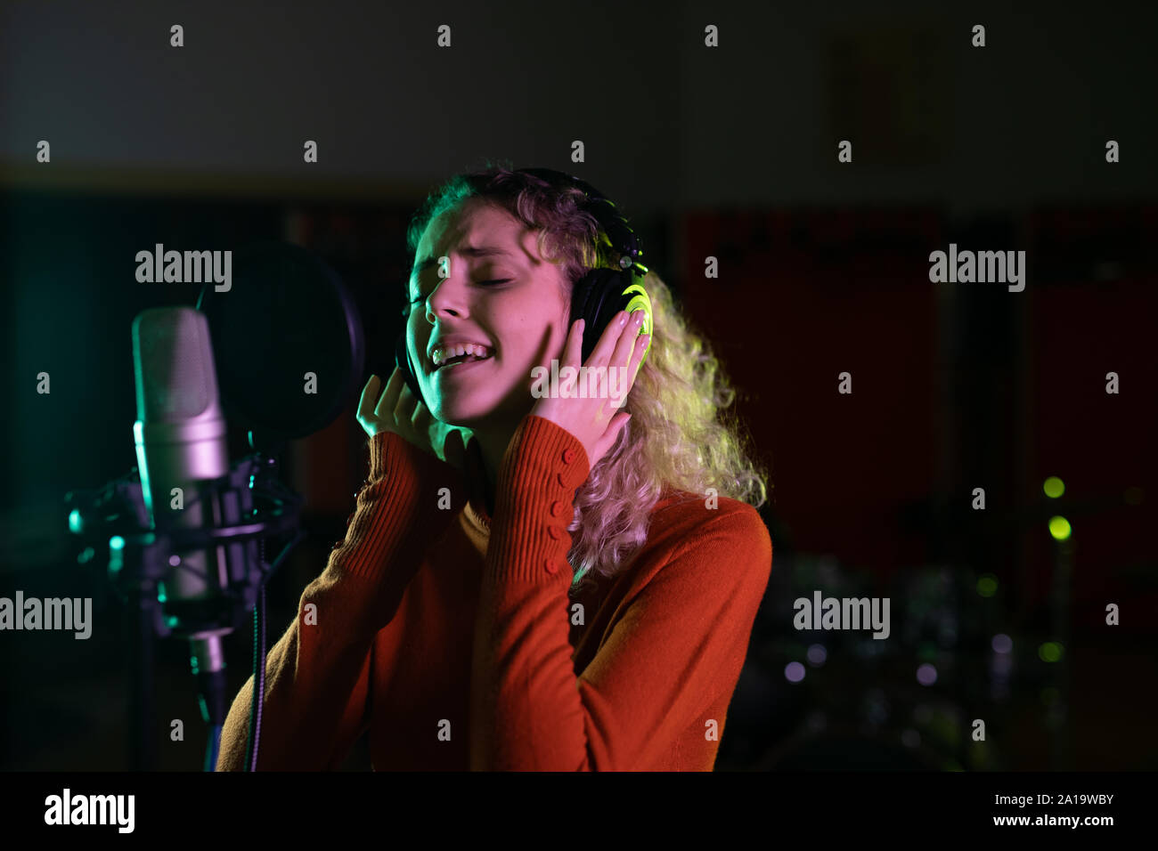 Sängerin Aufnahmen im Tonstudio Stockfoto