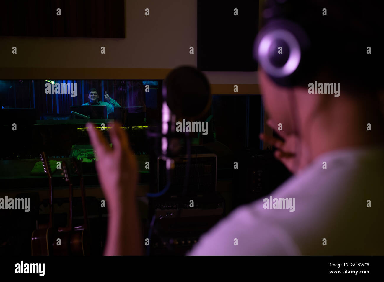 Sänger Aufnahmen im Tonstudio Stockfoto