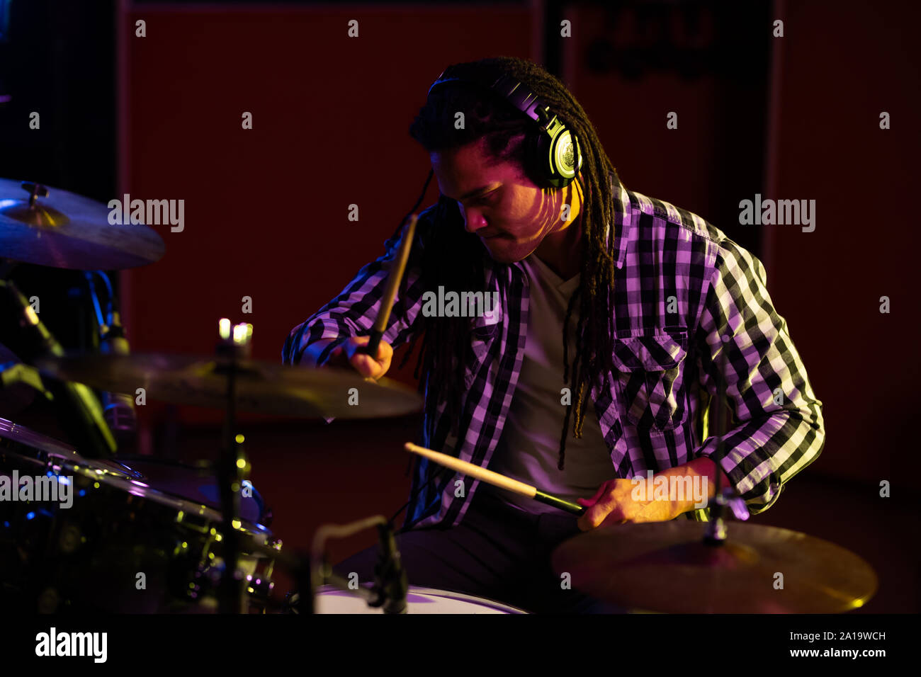 Schlagzeuger spielen in einem Tonstudio Stockfoto