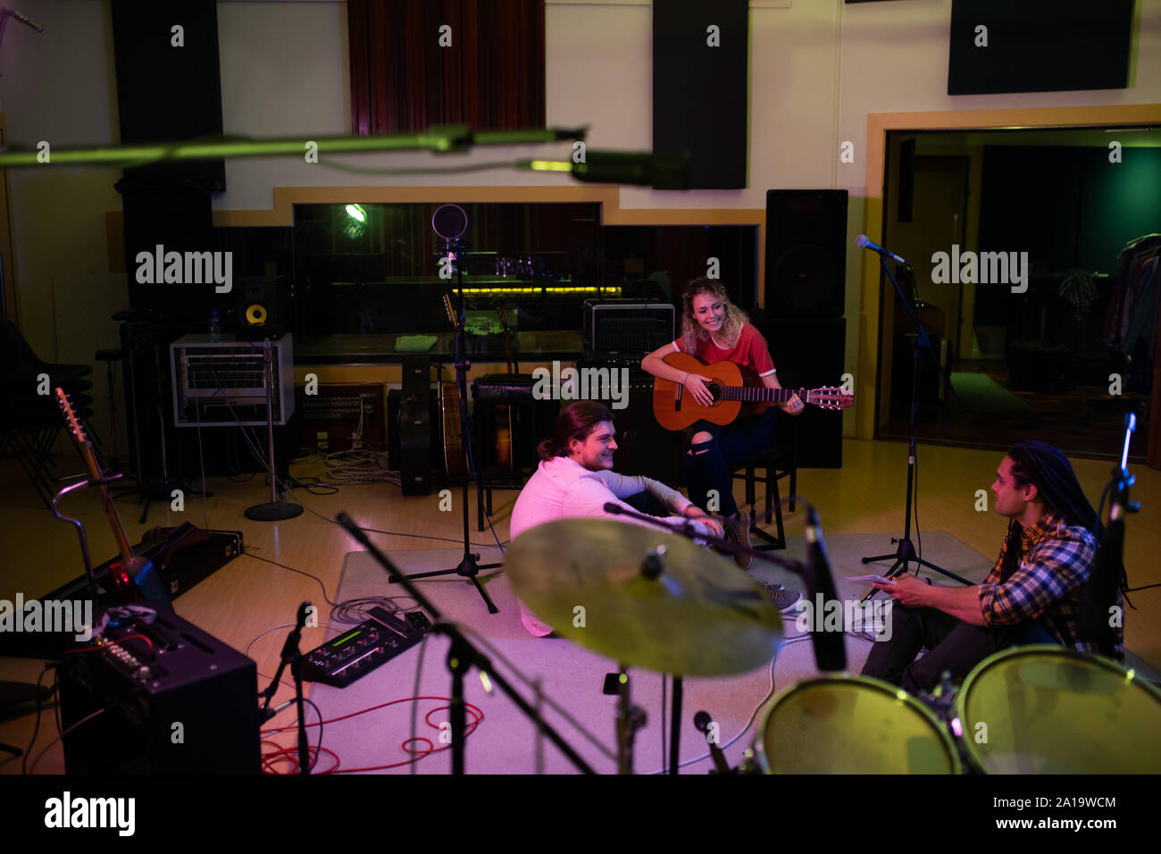 Band schreiben in einem Tonstudio Stockfoto