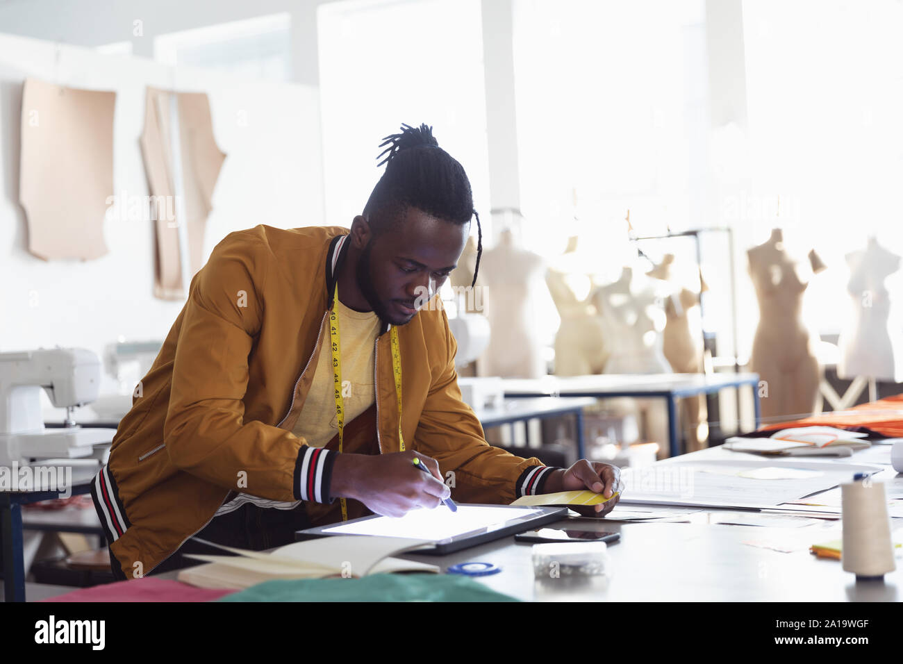 Männliche Kursteilnehmer auf ein Projekt zu einem Fashion College arbeiten Stockfoto