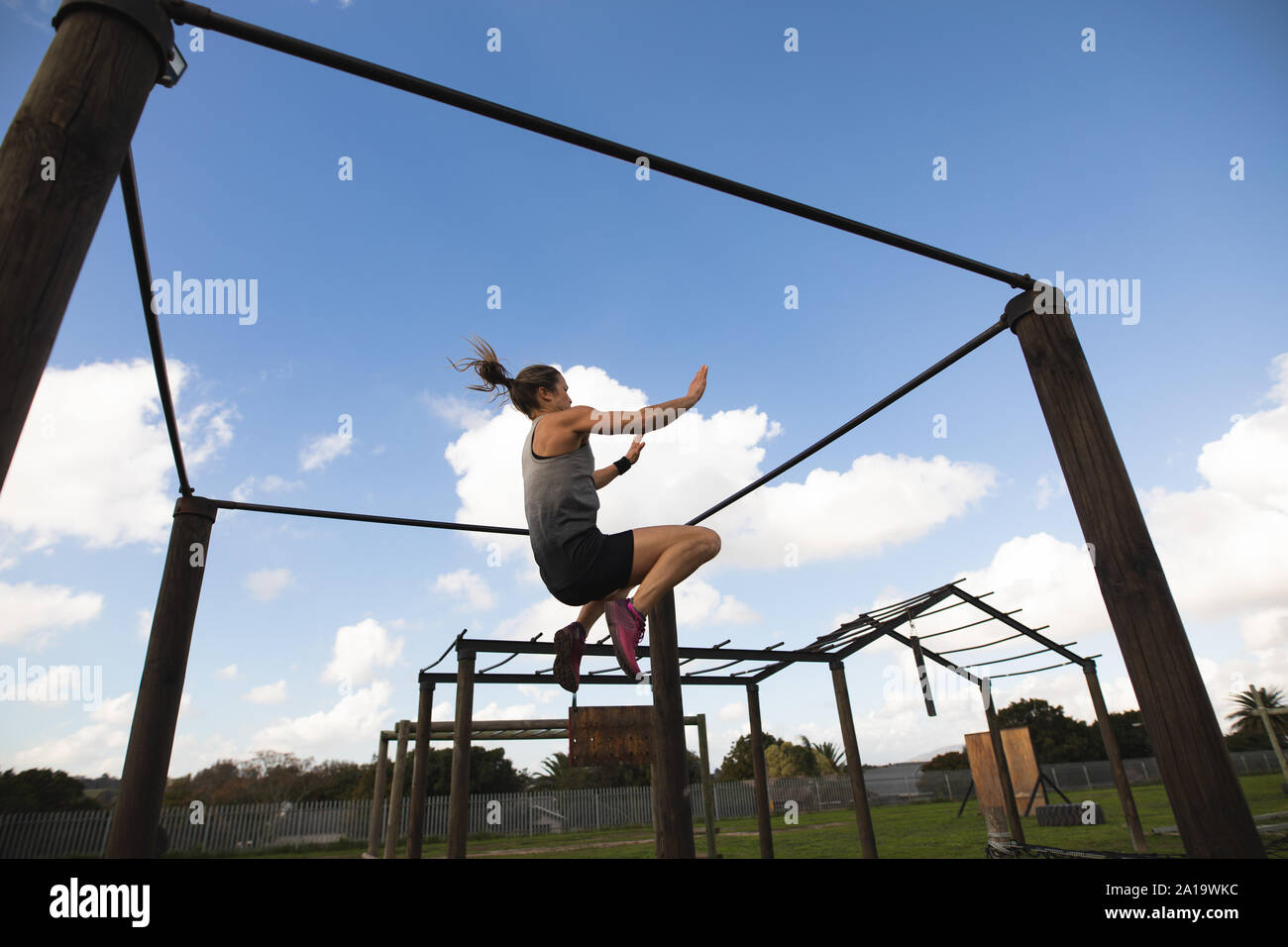 Junge woamn Training in einem Fitnessstudio im Freien bootcamp Stockfoto