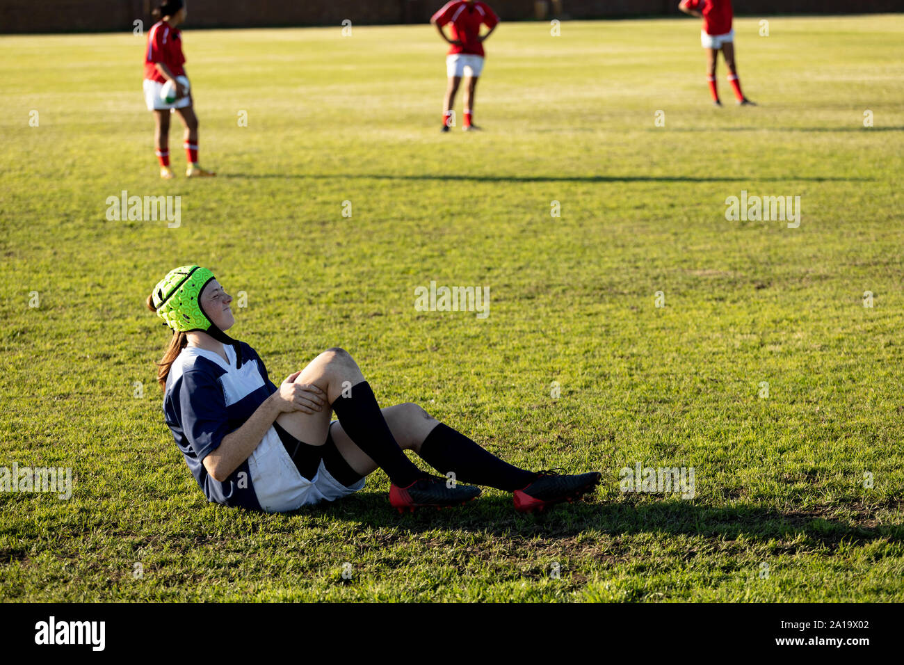 Junge Erwachsene weiblichen Rugby-spiel Stockfoto