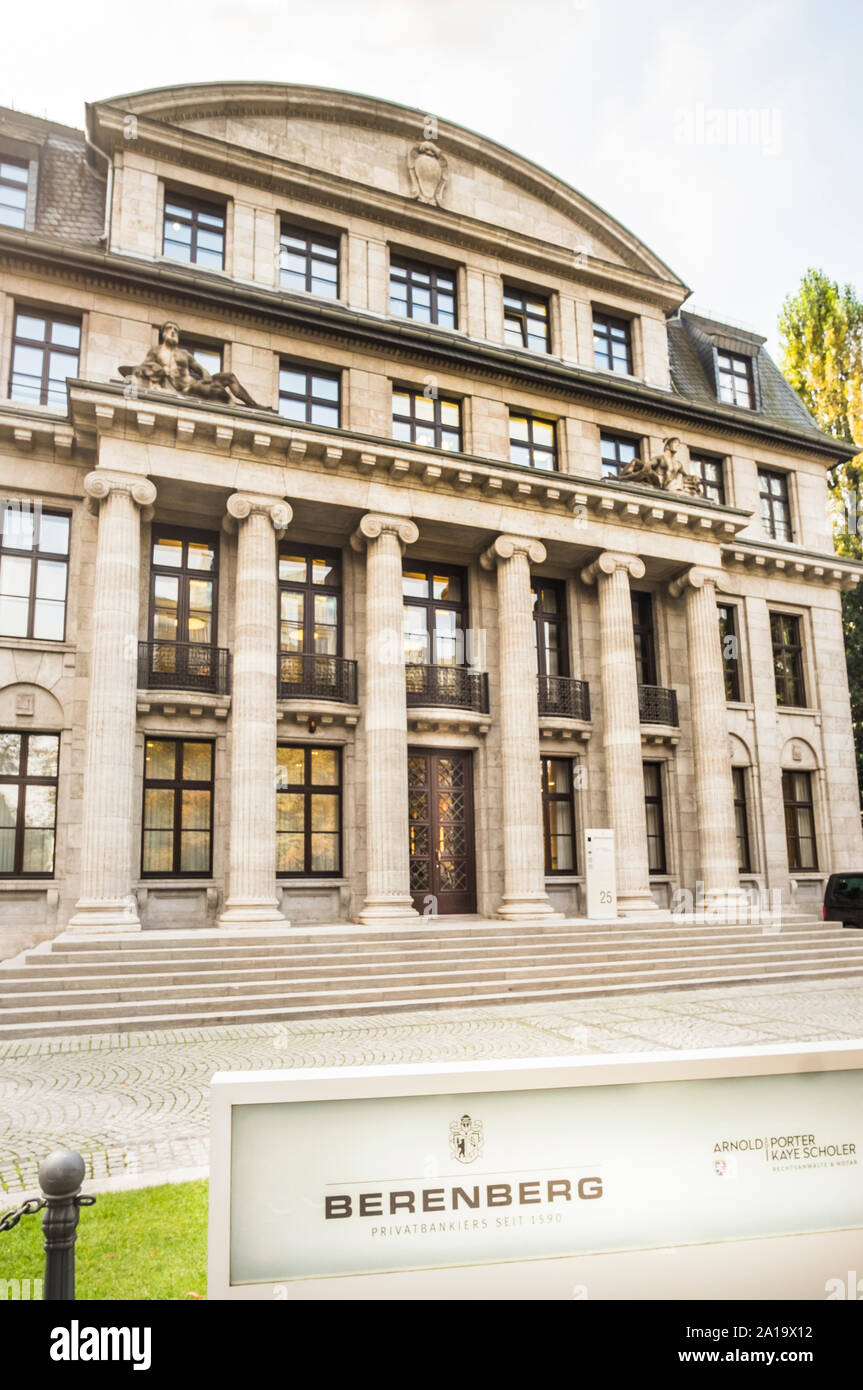 Frankfurt am Main Büro der Berenberg Bank, Blick von Außen mit Firmenschild Stockfoto