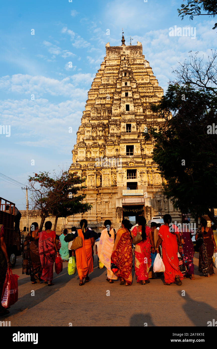 Indische Touristen besuchen Virupaksha Tempel in Hampi, Karnataka, Indien Stockfoto
