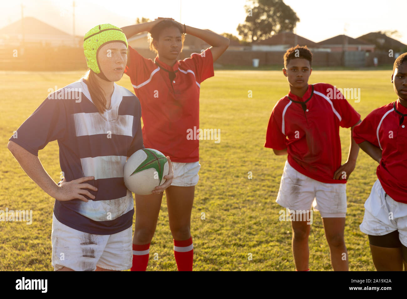 Junge erwachsene Frauen Rugby Spieler Stockfoto