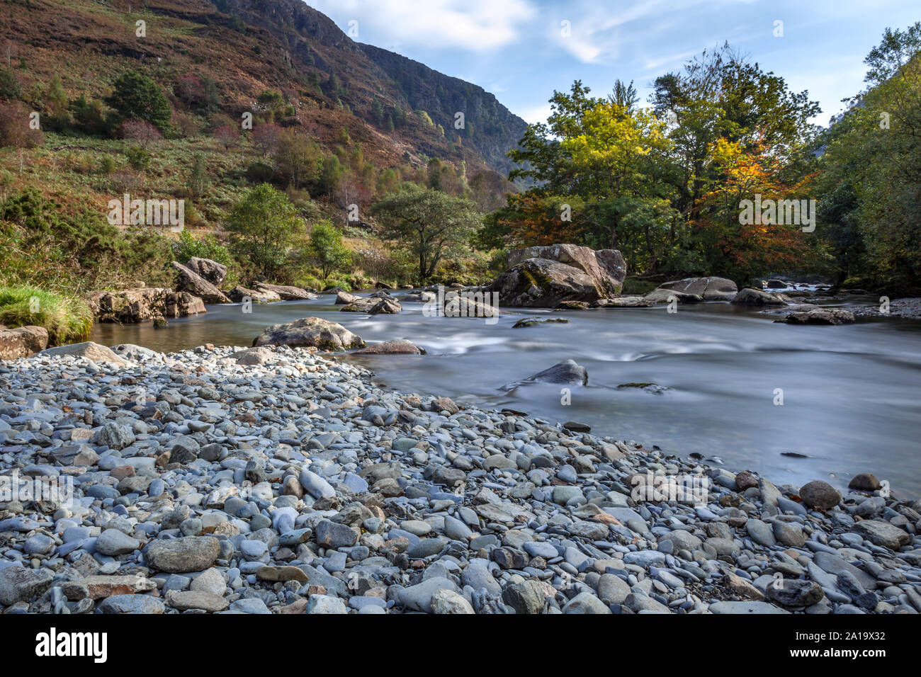 Blick entlang des Flusses Glaslyn im Herbst Stockfoto