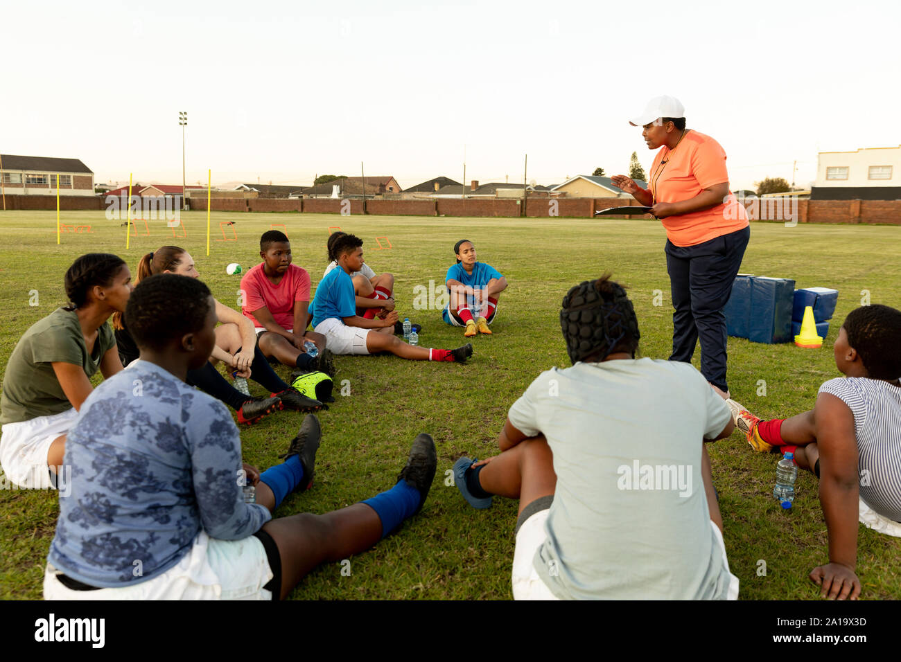 Junge erwachsene Frauen Rugby Team und Trainer Ausbildung Stockfoto