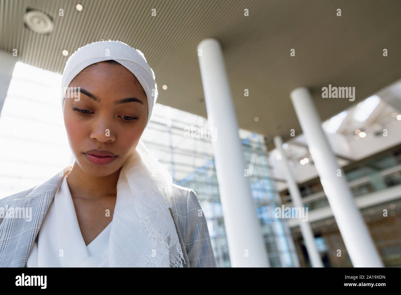 Geschäftsfrau im Hijab, die in einem modernen Büro Stockfoto