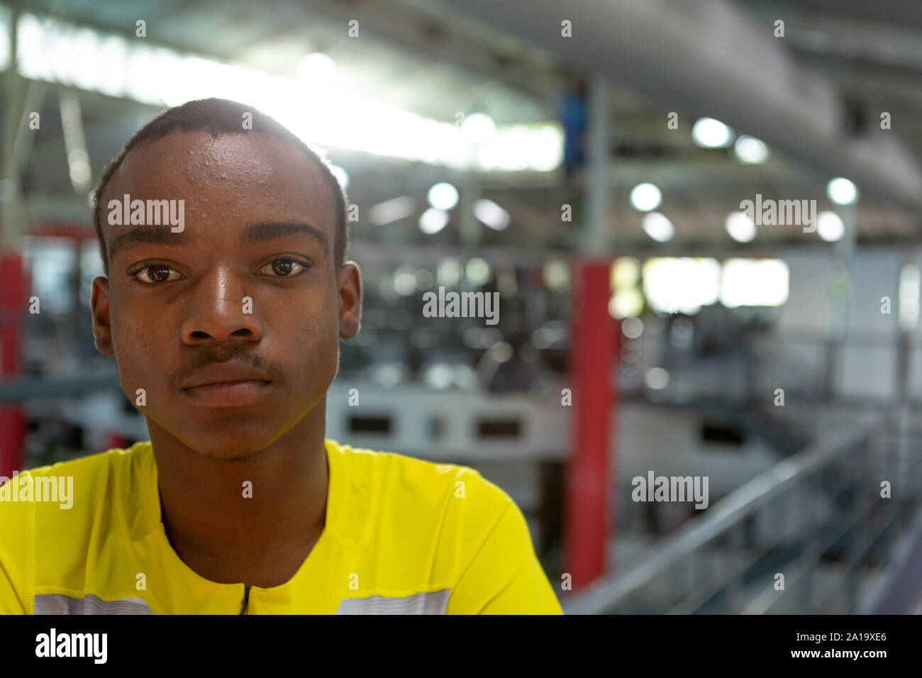 Deaktiviert afrikanischer amerikanischer Mann athletisch auf Kamera im Fitnesscenter Stockfoto