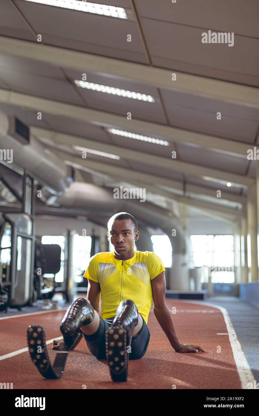Behinderte männliche sportliche Entspannung auf eine Laufstrecke in Fitnesscenter Stockfoto