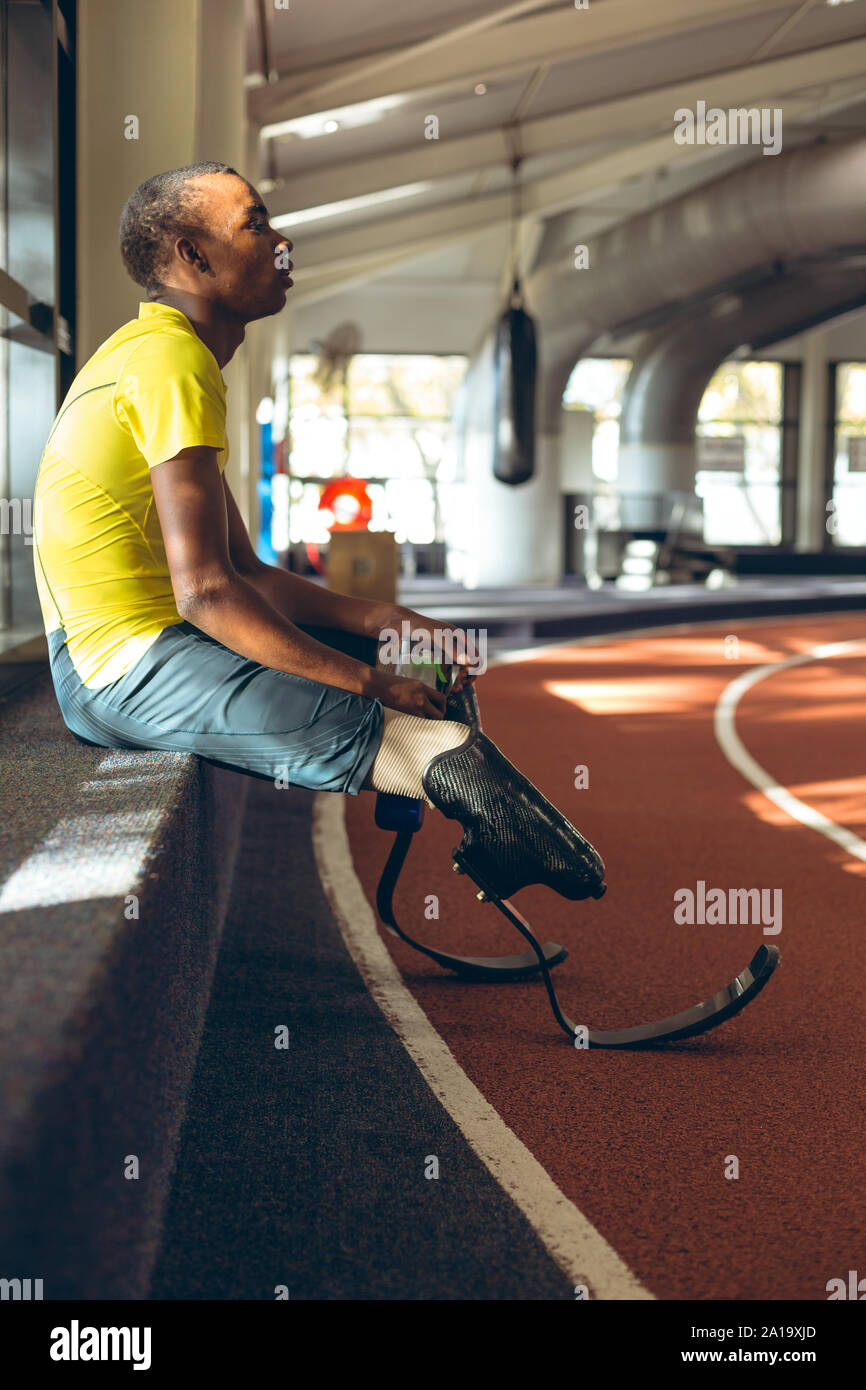 Deaktiviert afrikanischer amerikanischer Mann sportliche Entspannung in Fitnesscenter Stockfoto