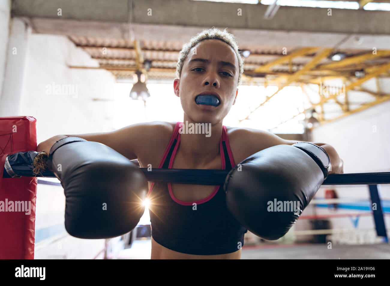 Weibliche Boxer mit öffnung Schutz suchen bei Camera beim Stehen in der boxring Stockfoto