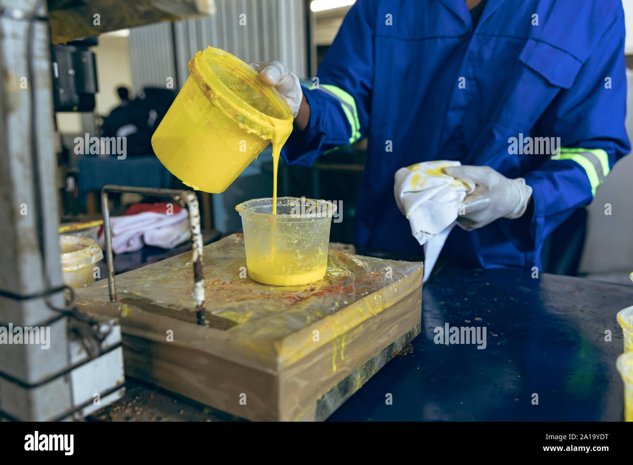 Mann in einem sportgeräte Fabrik arbeiten Stockfoto