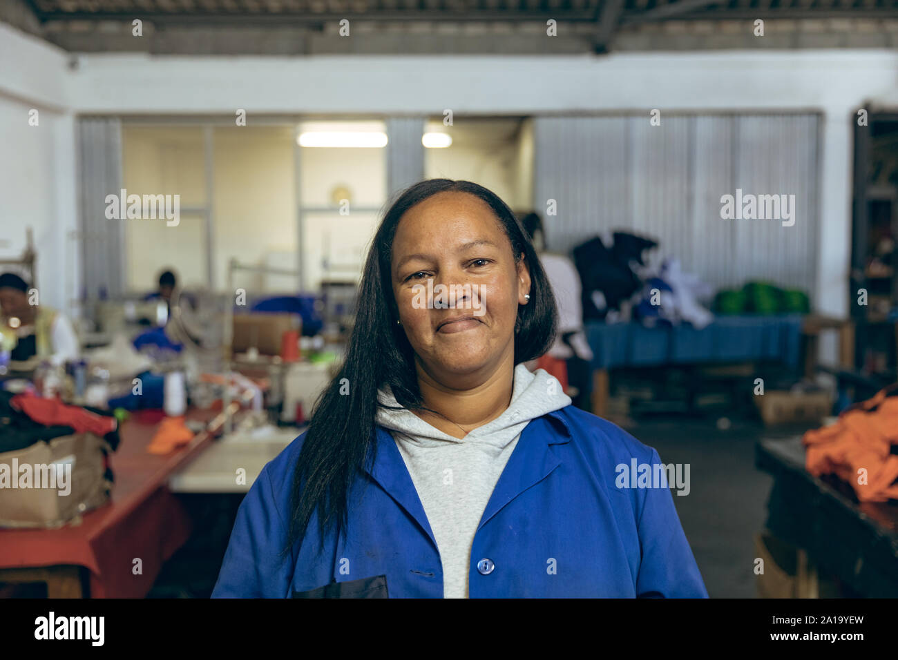 Porträt einer Frau mittleren Alters in einer Kleiderfabrik Stockfoto