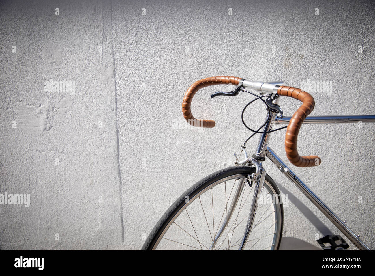 Fahrrad gegen eine Wand gelehnt Stockfoto