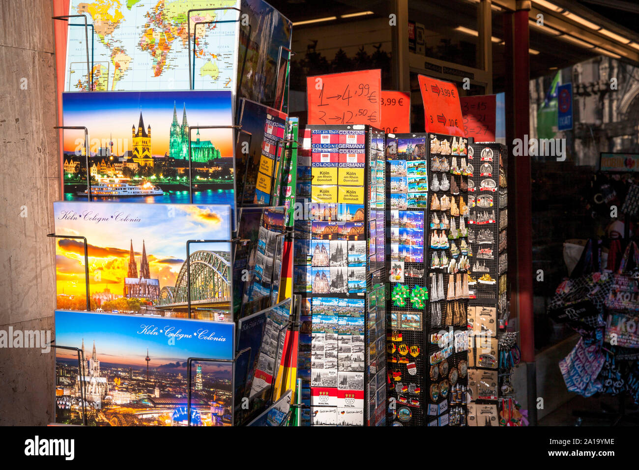 Regale mit Postkarten, Aufkleber und Poster vor einem Kiosk in der Nähe der Kathedrale, Köln, Deutschland. Staender mit Postkarten, Aufkleber und Poster vor Stockfoto