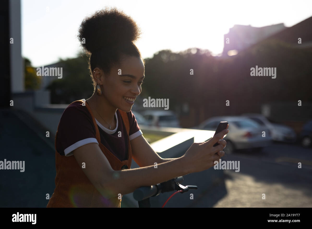 Junge Frau mit smartphone Stockfoto